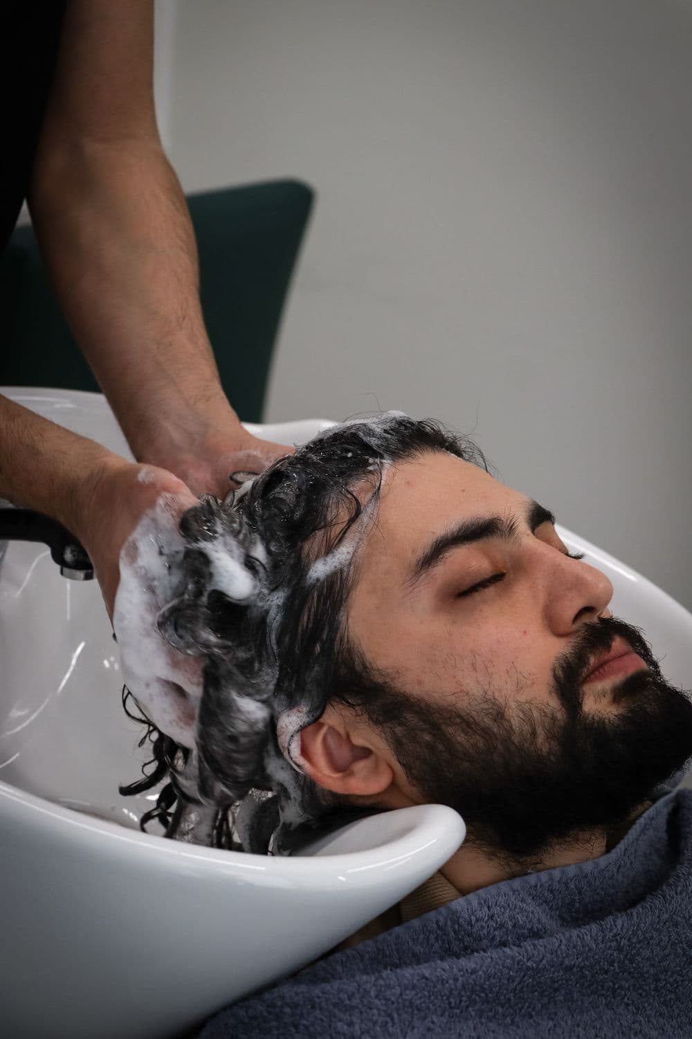 Patient relaxing during a clinical scalp treatment at Skinnex