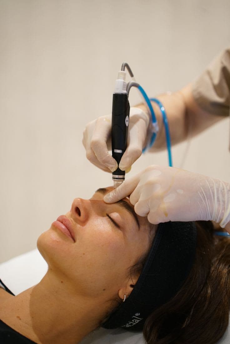 “HydraFacial treatment being performed at a professional skin clinic in Lahore”